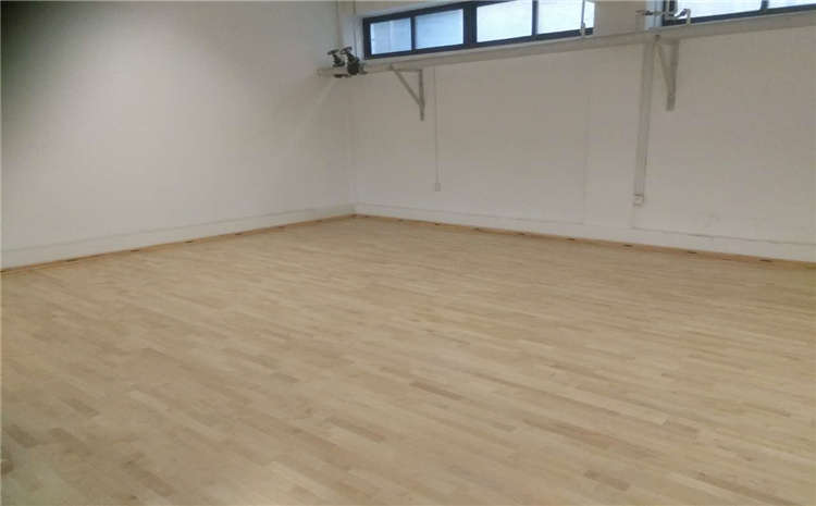 內(nèi)蒙古楓樺木體育場(chǎng)地板怎么安裝