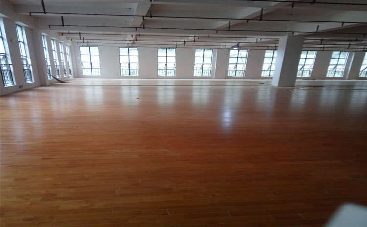 24厚木地板籃球場怎么翻新？