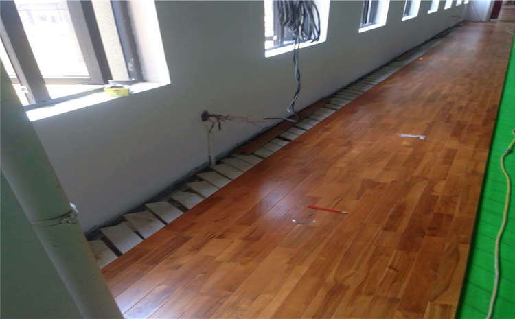 大型舞臺(tái)運(yùn)動(dòng)地板怎么維護(hù)